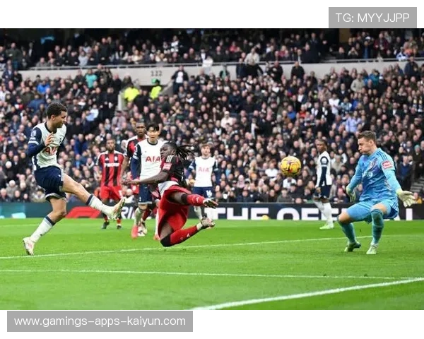 热刺突破后顺势传中赢得喝彩